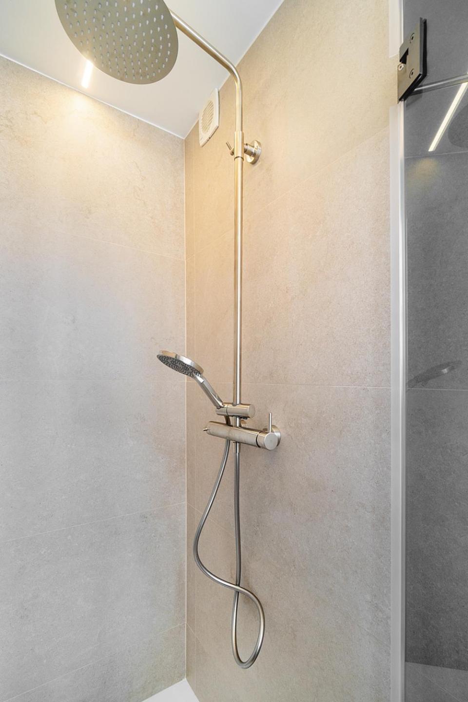 Whome Prime Location - Your Getaway Apartment *