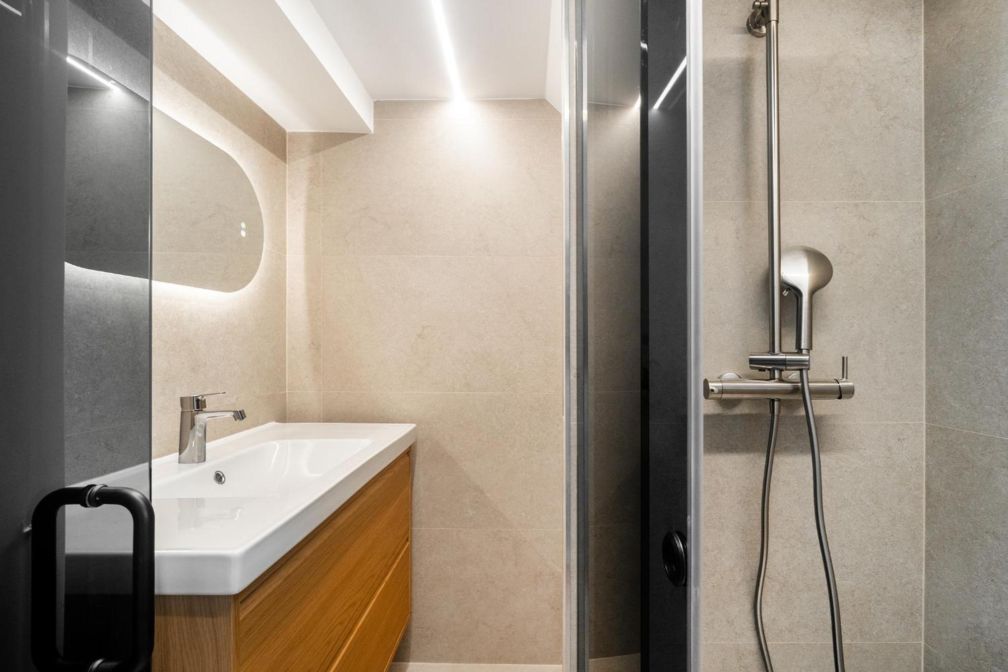 Apartment Whome Prime Location - Your Getaway